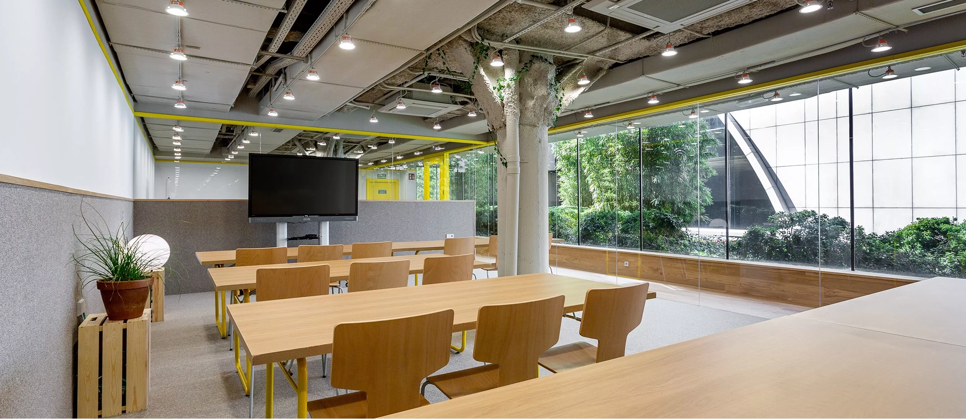 Aula de formación con vistas al jardín